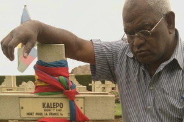 Photo familiale tirailleur kalepo de Tiga nécropole militaire de Flavigny-Le-Petit Aisne