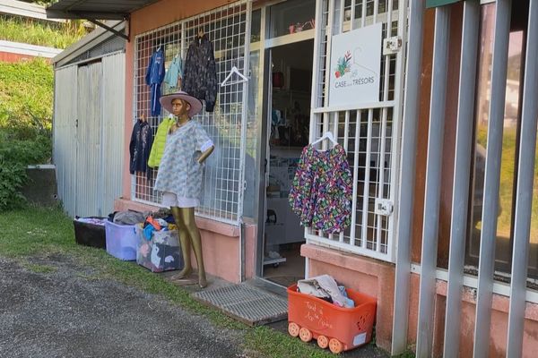 L'un des commerces non essentiels situé à Poindimié, sur la côte Est.