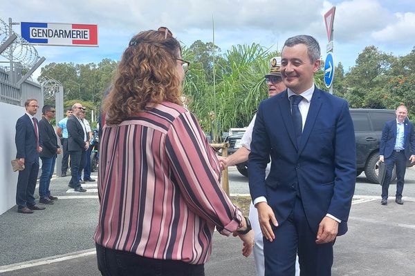 Le ministre de l'Intérieur et des Outre-mer lors de l'inauguration de la nouvelle caserne de gendarmerie, au Mont-Dore, en décembre 2022. Il a été accueilli par Sonia Backès, présidente de la province Sud.