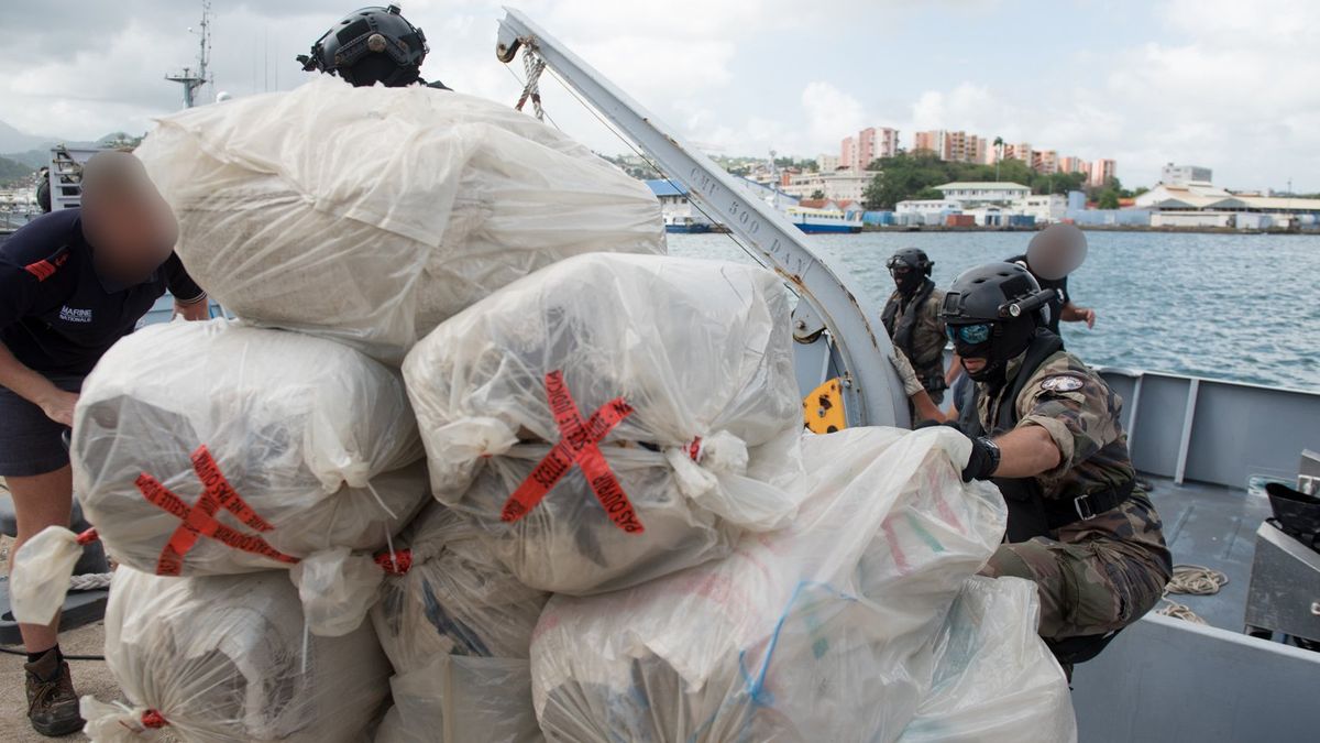 La marine saisit 1000 kg de marijuana en mer des Cara bes