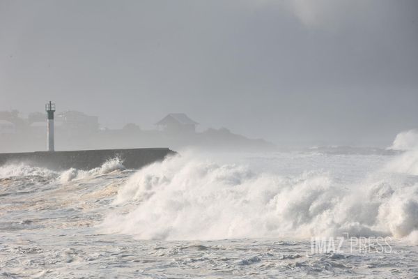 Météo à La Réunion : forte houle, le littoral Sud et Ouest toujours en vigilance orange vagues-submersion