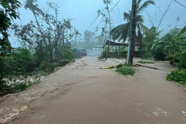 Dikeledi : Crue des ruisseaux - Rivière de boue vers le lagon à Mbouanatsa