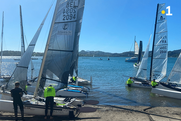 Les catamarans de sport au départ de la 10ème édition du Martinique Cata Raid au Robert.