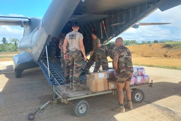 Les marchandises acheminées par le CASA de l'armée à Maripasoula durant cette période de sécheresse.