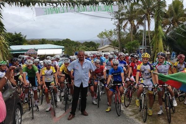 Le départ, entre deux ignames géantes, de la seconde étape du tour à Tenane (Maré).