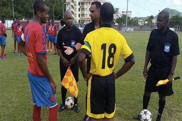 Joueurs et arbitres de football