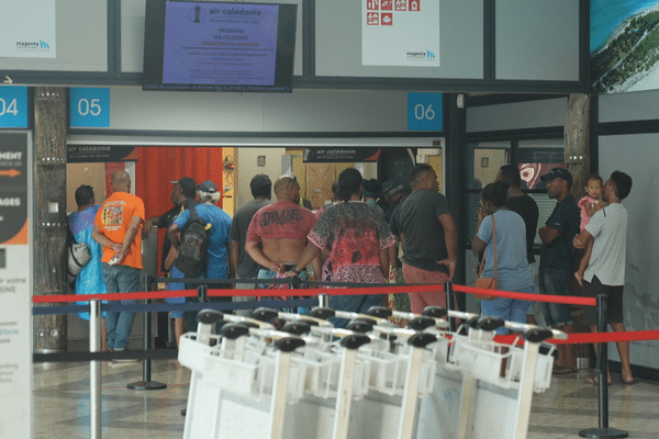 Des passagers en attente d'informations à l'aérodrome de Magenta.