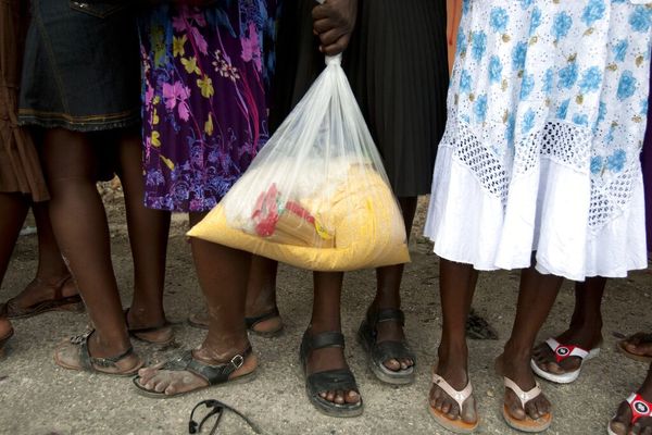 File d'attente lors d'une distribution de nourriture, Petion-Ville, Haïti