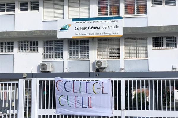 Mobilisation au collège Général de Gaulle du Moule, mercredi 11 décembre 2024