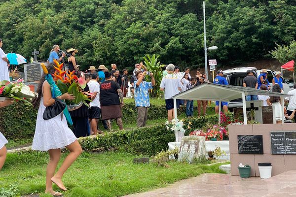 L'inhumation de John Mairai, au cimetière de l'Uranie, 24 décembre 2023.