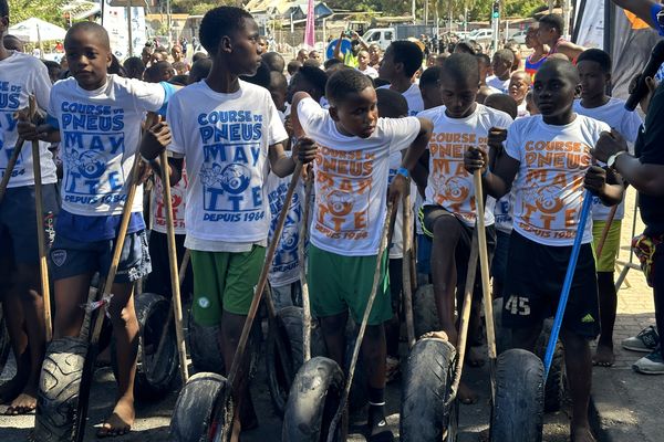 40ème édition de la course de pneus, catégorie des garçons au départ du croisement Baobab