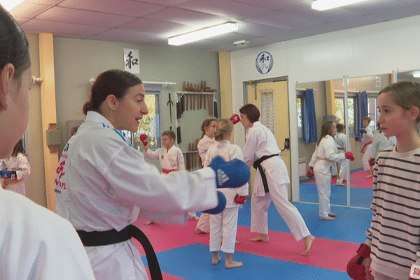 Alexandra Recchia dispense ses précieux conseils de championne aux jeunes karatékas de Saint-Pierre.