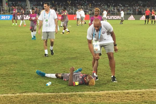 David Baltase vient relever son latéral gauche, Bernard Iwa, effondré de fatigue.