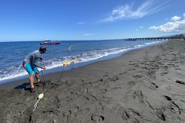 Un filet de baignade est à l'essai en baie de Saint-Paul à côté du débarcadère.