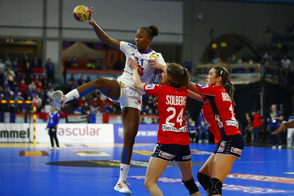 La Guadeloupéenne Orlane Kanor (à gauche), face aux Norvégiennes, Sanna Solberg-Isaksen, au centre and Kari Brattset Dale, lors de la finale du championnat du monde, en Espagne, le 19 décembre 2021. 