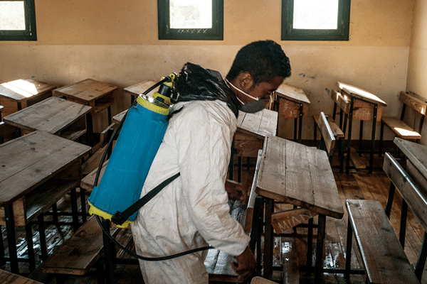 Désinfection d'une école peste mada