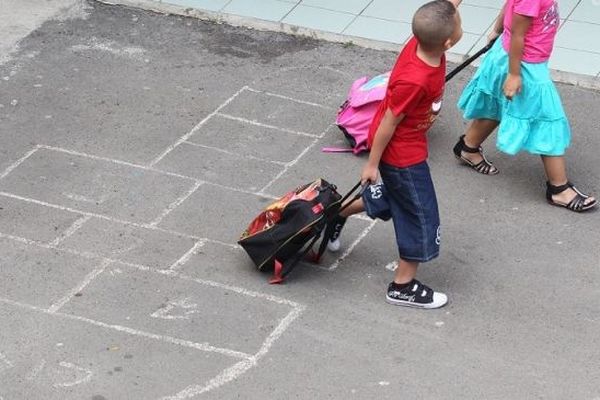 Des enfants vont à l'école à la Réunion