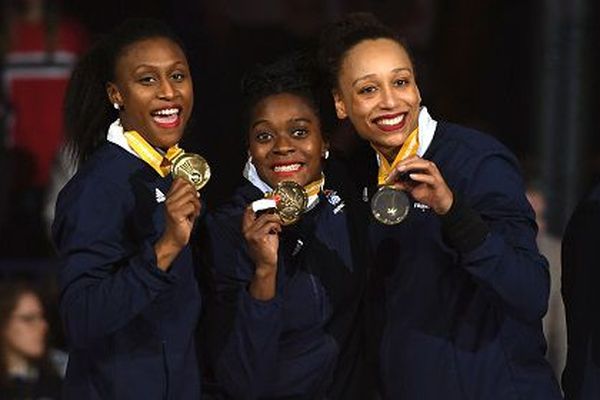 La capitaine Siraba Dembele, Grace Zaadi et Béatrice Edwige posent avec leurs médailles après avoir battu la Norvège en finale le 17 décembre