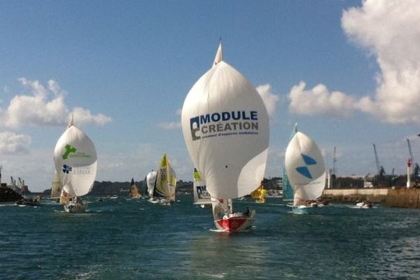 Yoann Richomme, à bord de Module Création, mène la flotte dans le port 