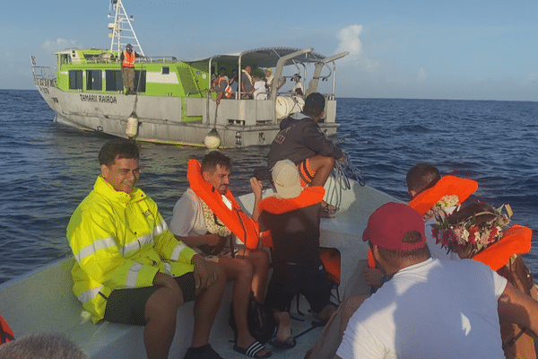 L'annexe les emmène jusqu'au bateau chargé de faire la navette entre Mataiva et Rangiroa.