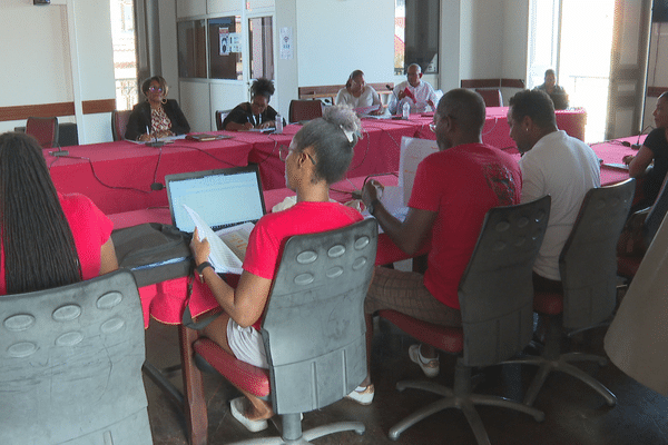 Rencontre à l'hôtel de ville de Cayenne entre les grévistes et la maire