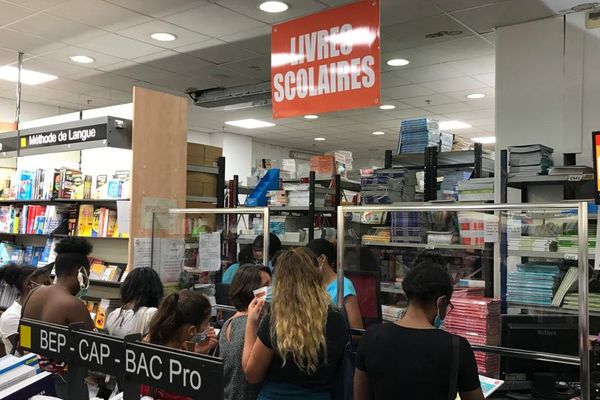 Comptoir des livres de la librairie du centre commercial d'Acajou au Lamentin (en Martinique)