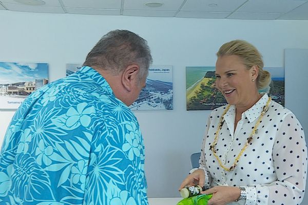 Le président de la Polynésie, à gauche, et Rachael Harding, PdG pour l'Asie du Sud, de l'Est et le Pacifique (ESAP).