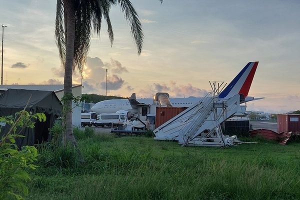 L'avion transportant le Premier ministre François Bayrou et cinq ministres est arrivé à Mayotte, meurtrie par le passage du cyclone Chido