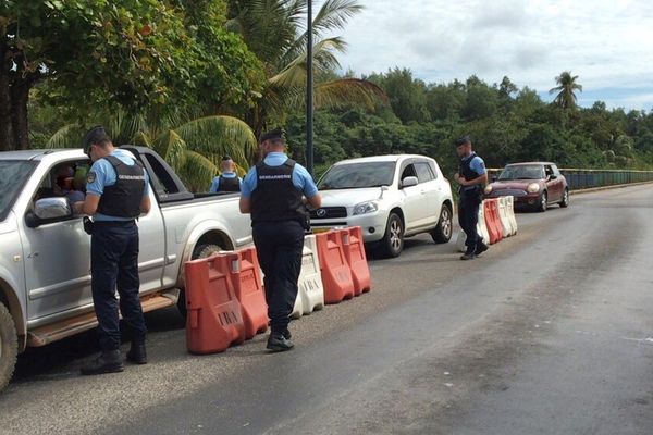 Contrôle d'automobilistes au barrage routier des gendarmes à l'entrée d'Iracoubo