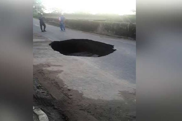 Affaissement de la chaussée sur la route le long de la Roxelane à Saint-Pierre