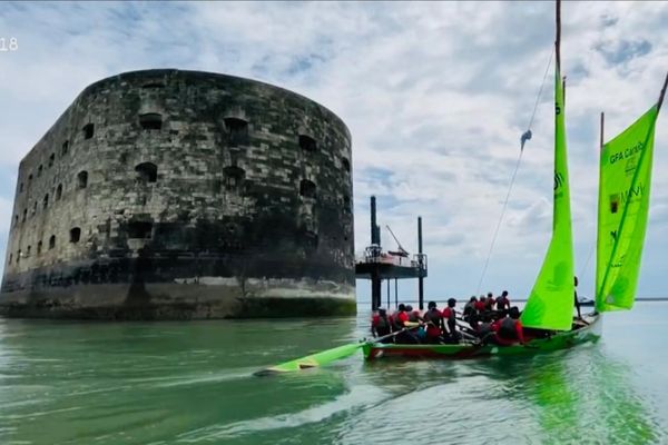 La yole des jeunes martiniquais du Lycée d’Enseignement Général, Technologique et Agricole de Ducos, à proximité du Fort Boyard à La Rochelle (8 juin 2023).