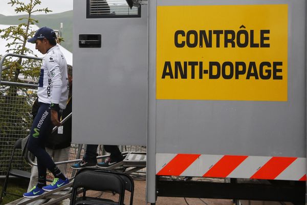 Le Colombien Nairo Quintana lors d'un contrôle anti-dopage sur le Tour de France en 2013.