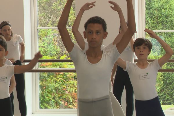 Une nouvelle expérience attend Lenny : à Londres, au cœur du parc Richmond se trouve l'une des plus prestigieuses écoles de danse, l'école du Royal Ballet