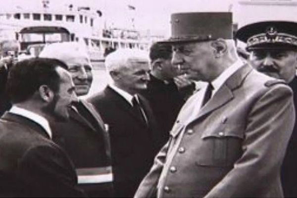 Le Général de Gaulle lors de sa visite à Saint-Pierre le 20 juillet 1967 devant les Maires de Saint-Pierre, Joseph Lehuenen, et de Miquelon, Guy Cormier.