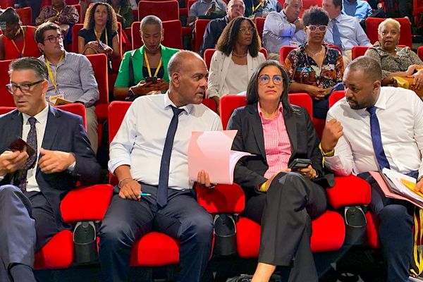 (De gauche à droite de la photo au 1er rang) : Jean-Christophe Bouvier -préfet de Martinique / Serge Letchimy - PCE de la CTM / Sandra Casanova et Alexandre Ventadour - conseillers à l'Assemblée territoriale.