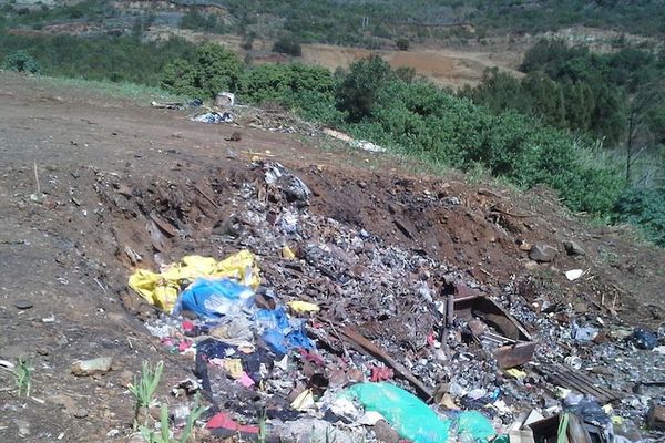 Cratère formé par l'explosion du dépotoir de Poro