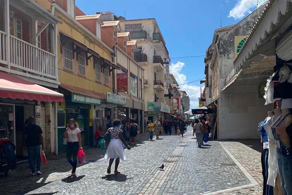 Rue au centre-ville de Fort-de-France.