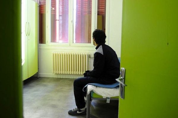 Un délinquant dans sa chambre du centre éducatif fermé de Valence (Drôme)