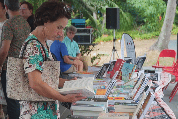 La maison de l'Amirauté a accueilli le premier "salon des auteurs en off" ce samedi 23 novembre à Nouméa.