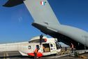 Cyclone Chido : un hélicoptère Super Puma embarque à bord d'un A400M pour Mayotte