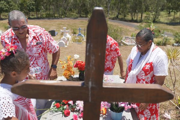 recueillement au cimetière de la tribu de saint-louis