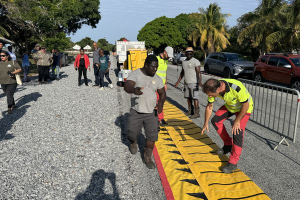 Déploiement du dispositif anti-submersion Water-Gate sur la route côtière de Yalimapo