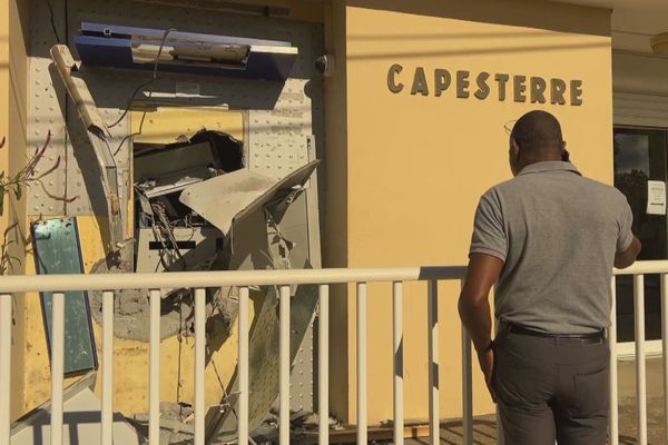 Le DAB de La Poste est hors service, après avoir été attaqué par des cambrioleurs, à la pelle mécanique - Capesterre de Marie-Galante - 08/10/2024.