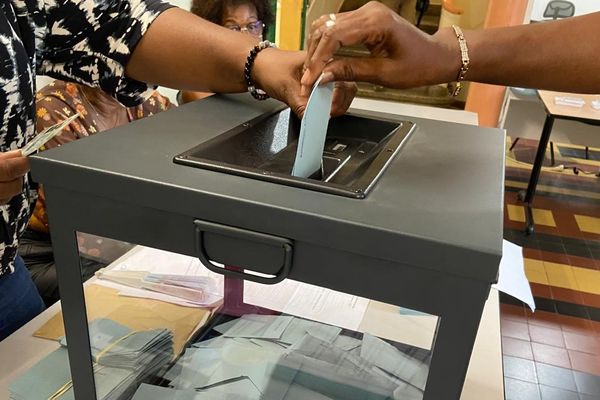 Vote aux Abymes lors du 1er tour des élections législatives anticipées