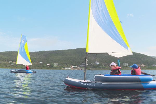 De jeunes marins naviguent sur l'étang de Savoyard