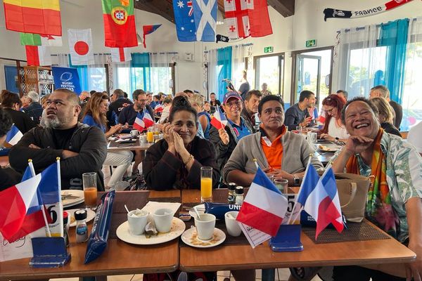 Dans la fan-zone de la piscine de Koutio, au Rick's, les supporters sont venus nombreux encourager les bleus autour d'un petit-déjeuner.