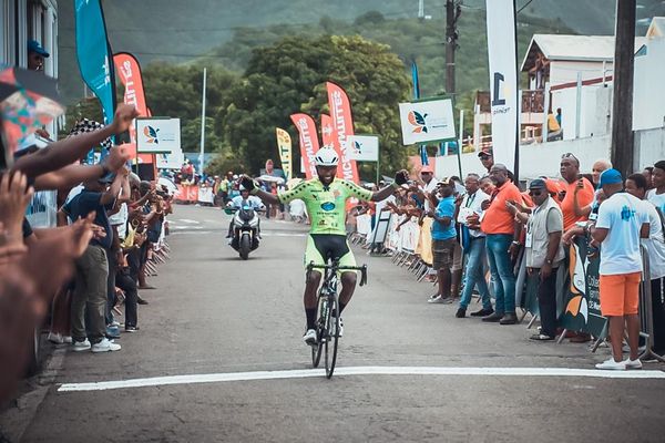 Joseph Aréruya (Pédale Pilotine) gagne la première étape au Marin.