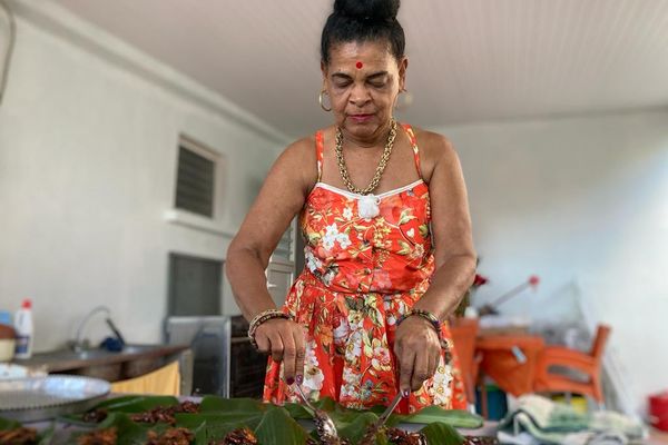 Marie-Andrée Taye Menir confectionne le "karamèl zanmand".