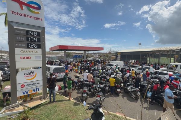 Marée humaine dans cette station-service de Kaweni suite à la reprise de la distribution de carburant