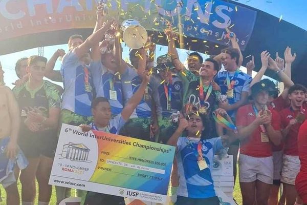 Ce samedi à Rome, la sélection masculine universitaire de rugby à 7 de la Réunion a été sacrée championne du monde. Les joueurs péi ont battu l’équipe d’Aix-Marseille 19 à 0. 